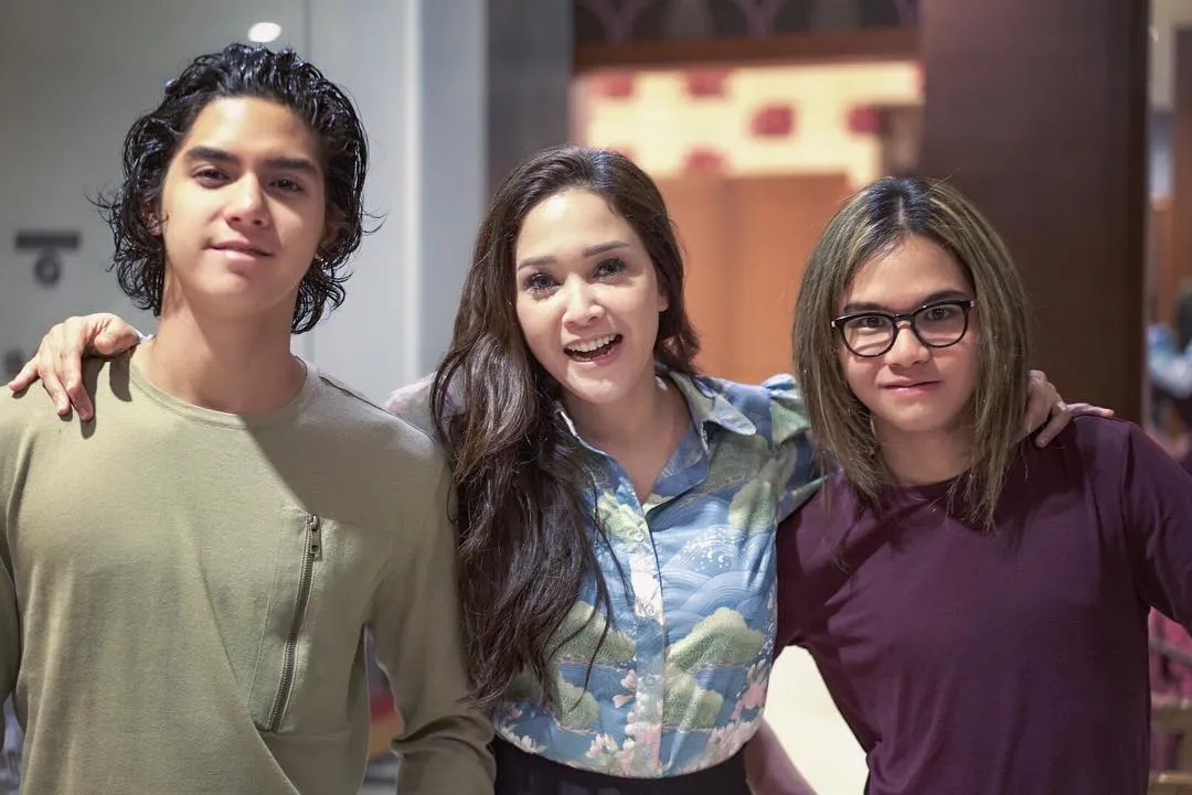 Seperti teman, ini gaya Maia pose dengan anak-anaknya. Credit: via instagram.com/maiaestiantyreal