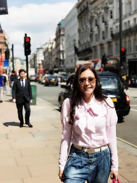 Dengan gaya yang retro, Maia Estianty jalan-jalan di London. /©instagram.com/maiaestiantyreal