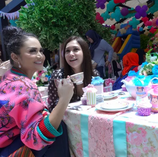 Tea party! Begini pose Maia Estianty bersama dengan Krisdayanti. /©instagram.com/maiaestiantyreal