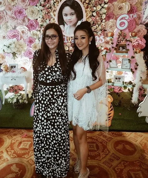 Maia Estianty hadir di acara ini dalam balutan dress hitam bermotif polkadot. /©instagram.com/dianamputri