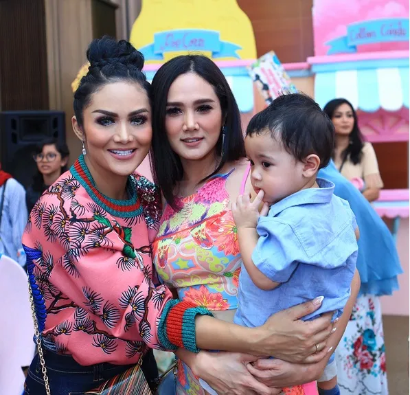 Tak hanya Maia, Mulan juga hadir dia cara pesta ultah anak KD ini. /©instagram.com/krisdayantilemos