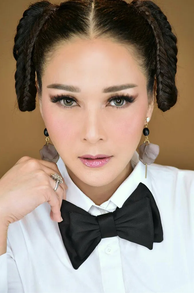 Gaya rambut dikepang dan dikuncir dua tetap cocok untuk Maia. Credit: via instagram.com/maiaestiantyreal