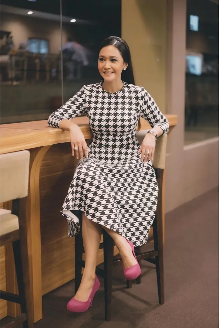 Fashionable, Maia tetap terlihat chic dan glamor dengan gaya berbusana-nya. Credit: via instagram.com/maiaestiantyreal