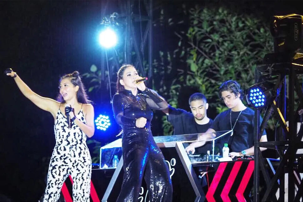 Kini giliran Al yang jadi DJ mengiringi Maia dan Mey Chan bernyanyi. /©instagram.com/maiaestiantyreal
