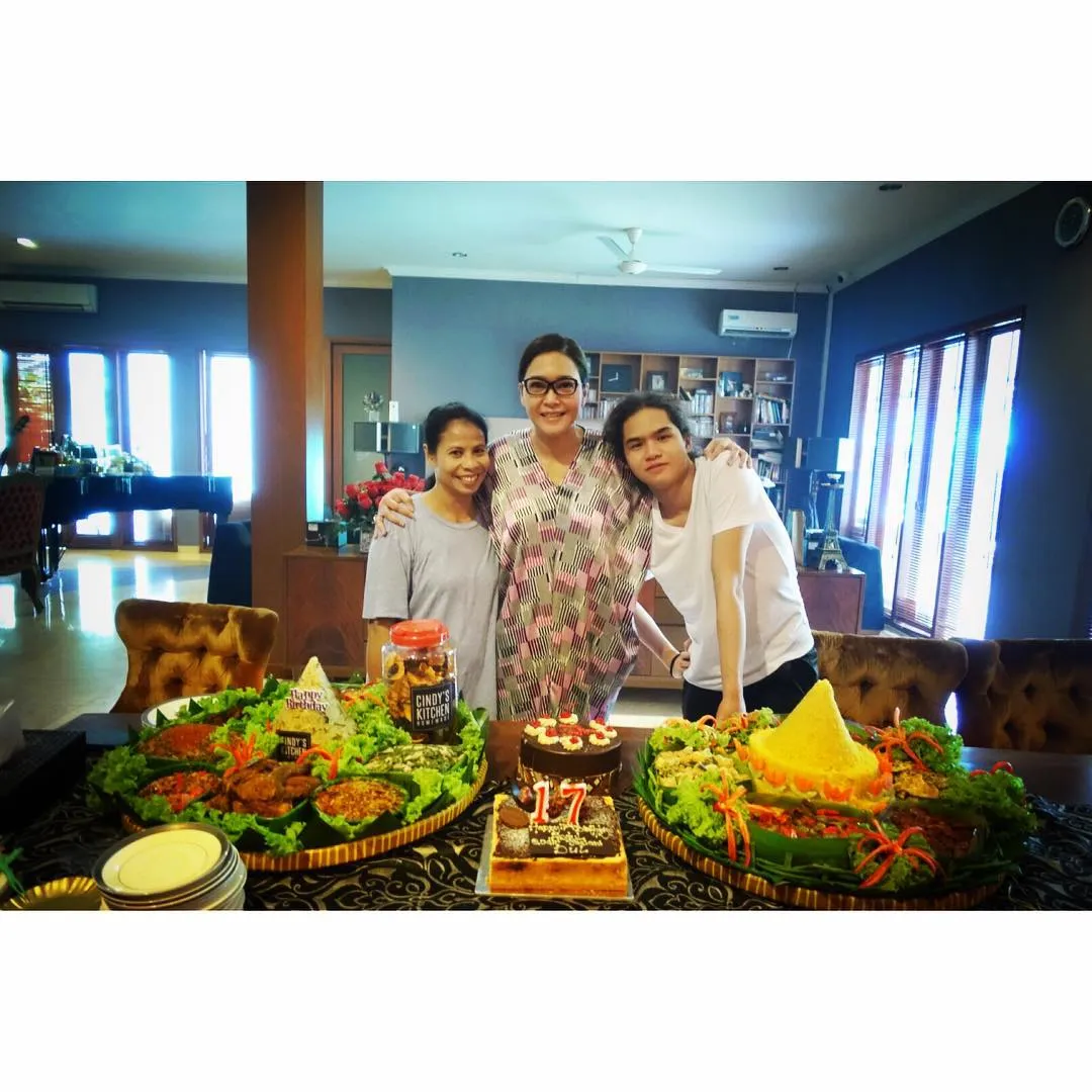 Dul tumpengan sederhana untuk rayakan ultah bareng ibunda © Instagram/maiathequeen