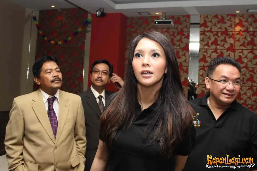 Maia berencana liburan ke Bali bersama anak-anaknya. Sedang di waktu yang sama, Ahmad Dhani juga ada acara lain di Bali.