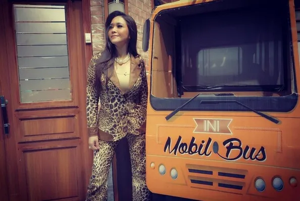 Hadir di sebuah talk show, Maia memberikan penampilan kece dengan mengenakan busana motif leopard. /©instagram.com/maiaestiantyreal