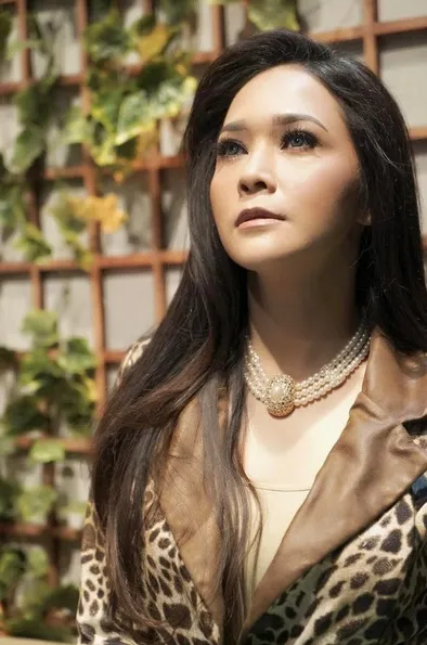 Keseluruhan look Maia itu terlihat semakin sempurna dengan riasan wajah yang menghiasi paras cantiknya. /©instagram.com/maiaestiantyreal