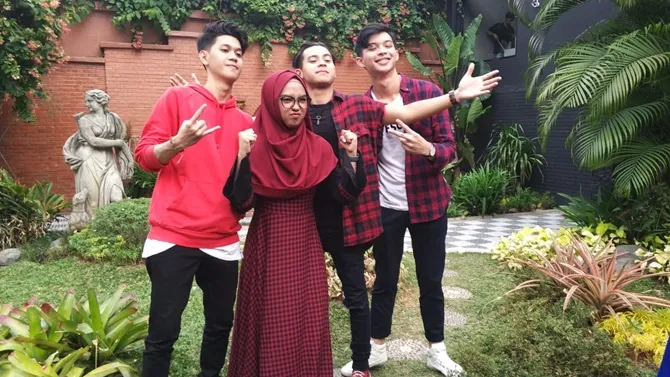 Arnold Leonard melihat kembali sinetron yang dibintangi untuk mengetahui kualitas aktingnya (foto: istimewa)