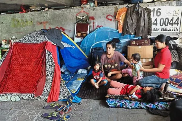 Pria dan keluarga tinggal di bawah fly over karena sang pria cedera dan tak mampu lagi bekerja berat © World of Buzz