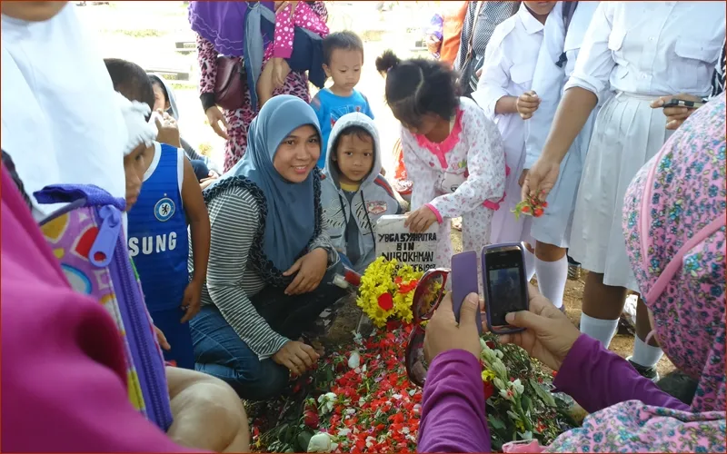 Kuburan Olga Syahputra menjadi lokasi yang banyak dikunjungi warga. ©KapanLagi.com®/Joanzen Yoka