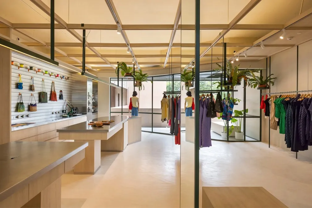 MAKE by GINLEE di New Bahru. (c) Finbarr Fallon