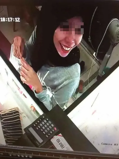 Seorang wanita Malaysia berusia 29 tahun mencuri perhiasan senilai Rp 155 juta di hari pertama bekerja © Facebook.com/I Am Parit Buntar