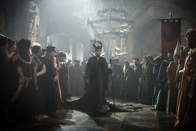 Sosok Maleficent terasa lebih kelam saat dibawakan oleh Angelina Jolie.