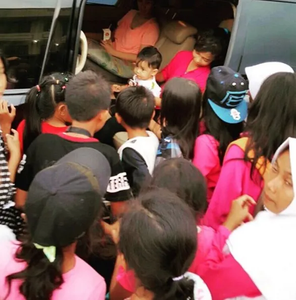 Maliq dikerubuti penggemar © instagram.com/maliqalyandra