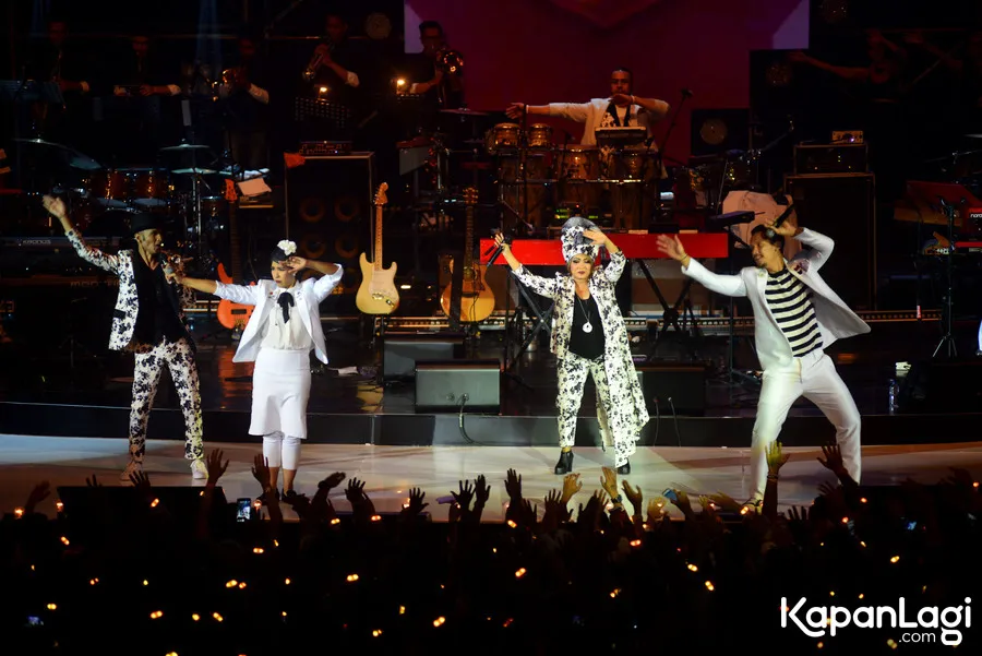 Empat vokalis kedua band, penonton super bahagia © Bayu Herdianto