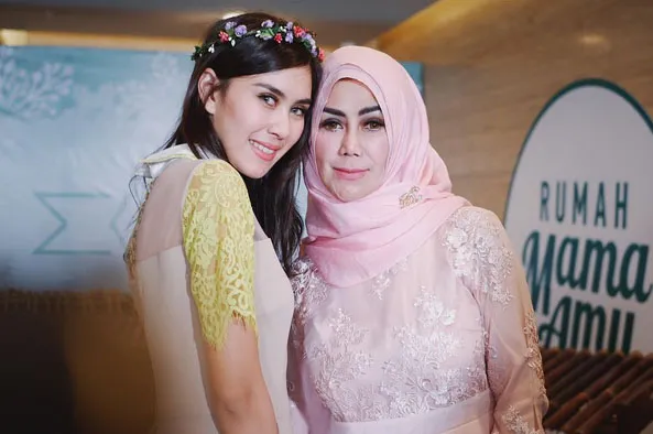 Syahnaz posting fotonya bareng sang bunda di Instagram © Instagram.com/syahnazs