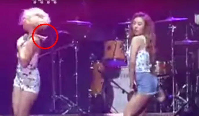 Tali baju Hwa Sa yang tampak lepas di tengah aksi panggung MAMAMOO. ©allkpop.com