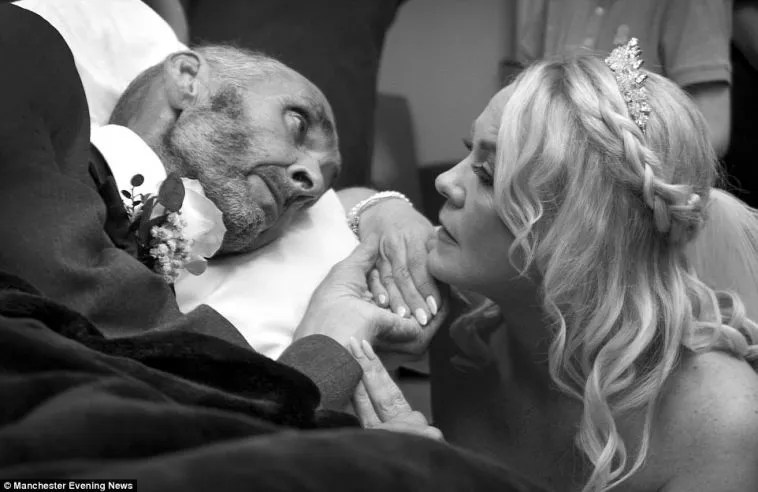 Ray Kershaw dan Tracy Brooks, pasangan yang menikah di Rumah Sakit dengan biaya sumbangan © Viral 4 Real