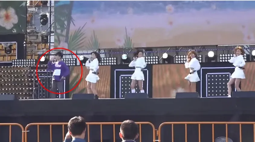 Sosok manajer A-Pink yang mengisi kekosongan member dipanggung. © allkpop.com