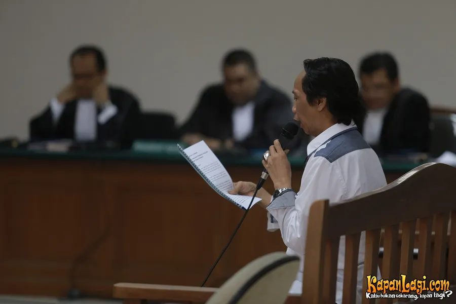 Mandra menangis bacakan eksepsinya/© KapanLagi.com®/Budy Santoso