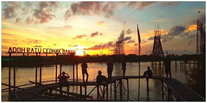 Salah satu wahana wisata yang bisa kita temukan di Kota Yogyakarta yang berada di daerah Kulon Progo ialah Hutan Mangrove Kulon Progo.