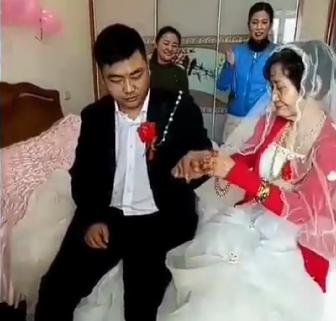 Nikahi Nenek Ekspresi Pemuda Di Hari Pernikahan Ini Jadi Viral