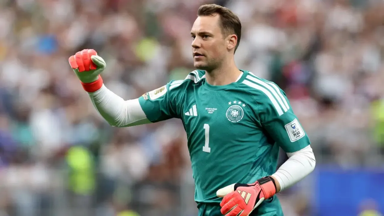 Manuel Neuer merayakan gol tim yang dicetak oleh Felix Nmecha #23 selama pertandingan Grup E Piala Dunia 2026 antara Jerman dan Curaçao di Stadion Houston pada 15 Juni 2026 di Houston, Texas. (Alexander Hassenstein/Getty Images via AFP)