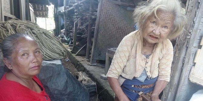 Mbah Suparni hidup sehat dan mandiri. Dirinya tidak mengkonsumsi makanan aneh-aneh melainkan hanya teh kental racikan sendiri © merdeka.com