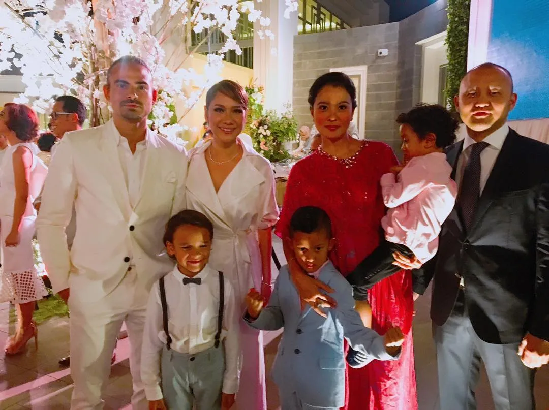 Keluarga Marcella foto bareng keluarga BCL © instagram.com/marcella.zalianty