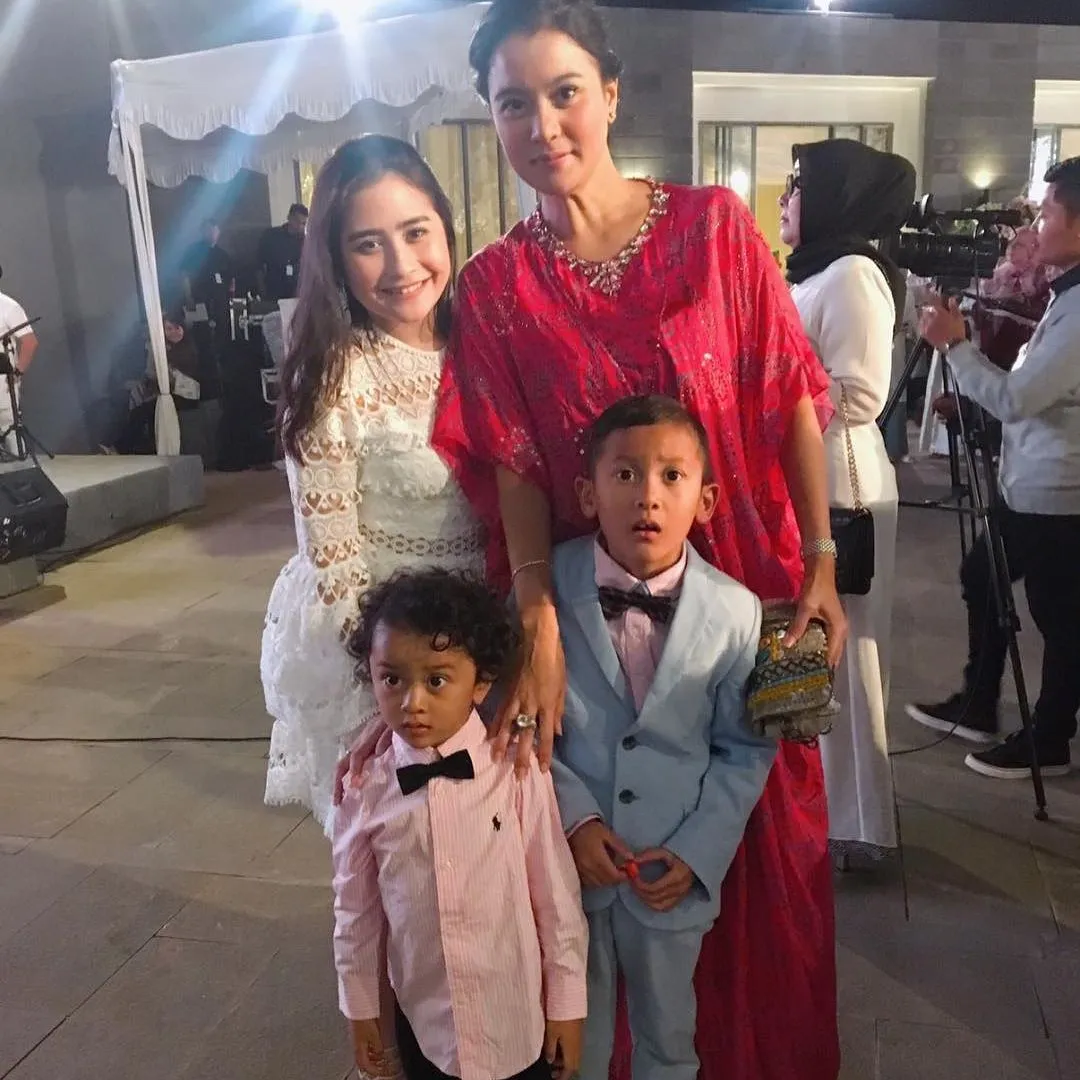 Prilly foto bareng juga dengan Marcella © instagram.com/marcella.zalianty