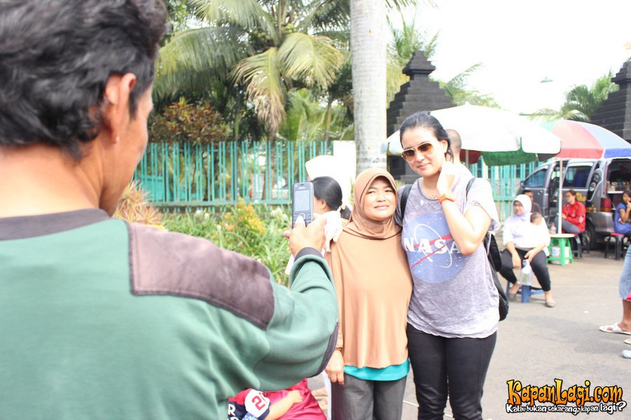 Marcella Zalianty berfoto dengan salah satu fansnya foto: Dewi Ratnaningtyas