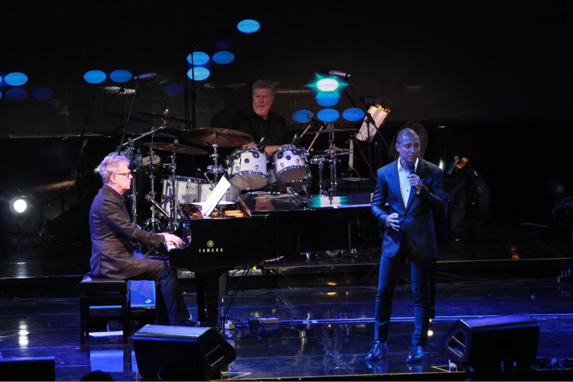 Marcell Siahaan berikan performa berbeda saat menyanyikan lagu 'Firasat' dengan iringan dari David Foster © KapanLagi.com/Mathias Purwanto