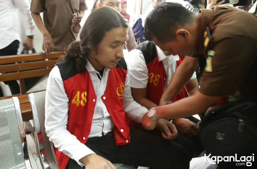 Ello jalani persidangan karena kasus narkoba bersama terdakwa Diego. Cr: KapanLagi.com/Agus Apriyanto