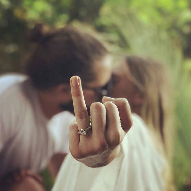 Margot Robbie dan Tom Ackerley menikah setelah 3 tahun berpacaran © instagram.com/robbiefandom