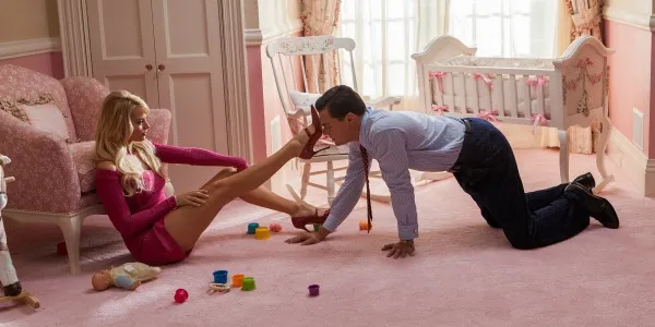 Akting Margot Robbie bersama Leonardo DiCaprio dalam THE WOLF OF WALL STREET/©Paramount Pictures