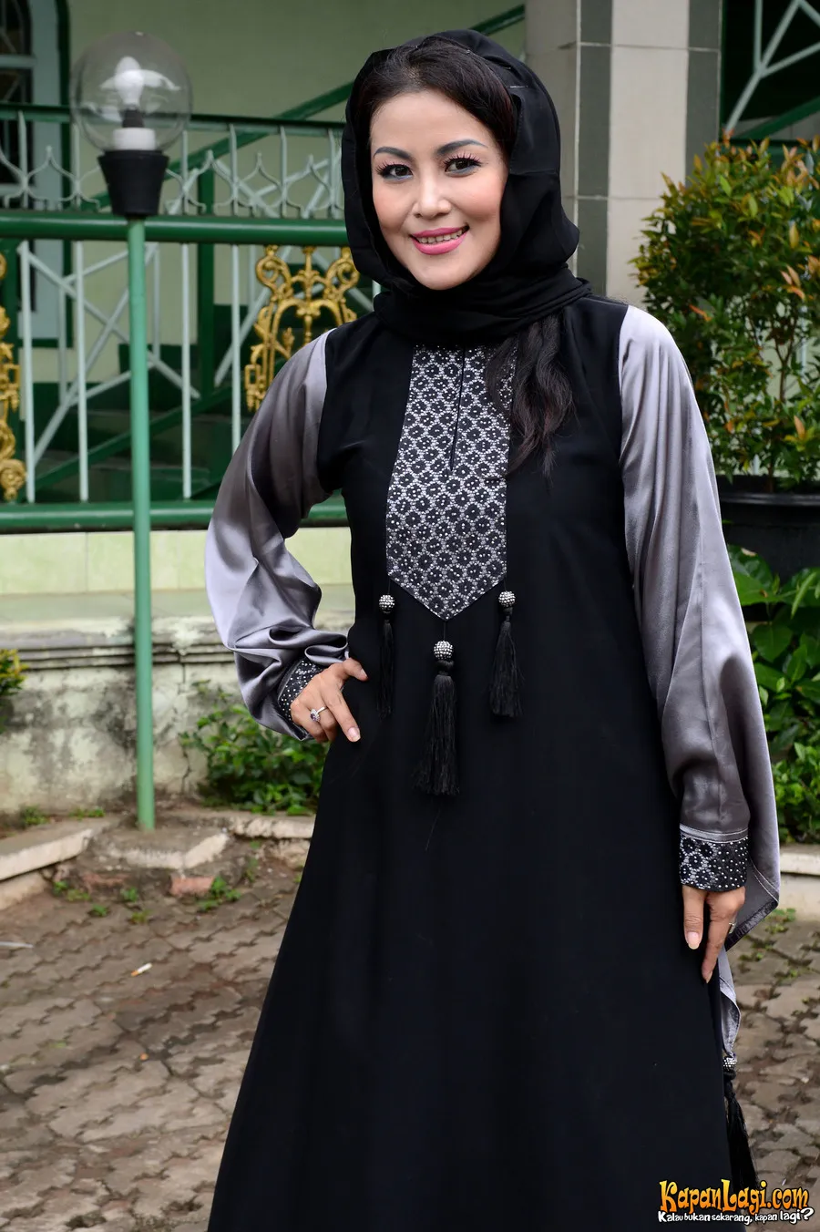 Hamil, Maria Eva memilih tampil lebih tertutup.