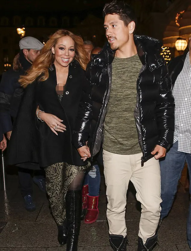 Mariah gandeng mesra sang pacar. Credit: dailymail.co.uk