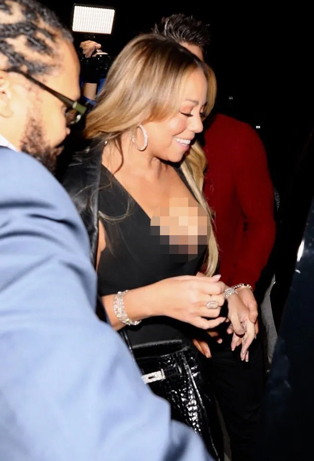 Mariah juga pamer belahan dadanya © dailymail.co.uk