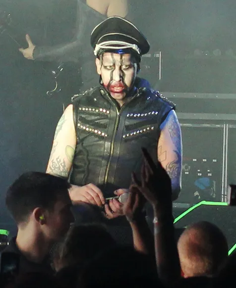Gaya Manson saat di atas perform @foto: Fameflynet