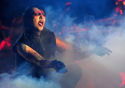 Marilyn dikenal sebagai musisi yang gemar menawarkan atraksi ekstrim. Termasuk pingsan? @elitedaily.com 