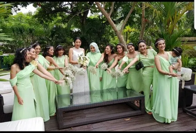 Bridesmaid pengantin wanita, Putri Marino (credit : instagram.com/wulanguritno)