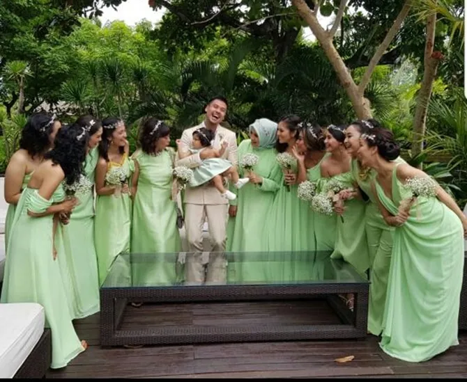Para bridesmaid dan pengantin tampak bahagia (credit : instagram.com/wulanguritno)