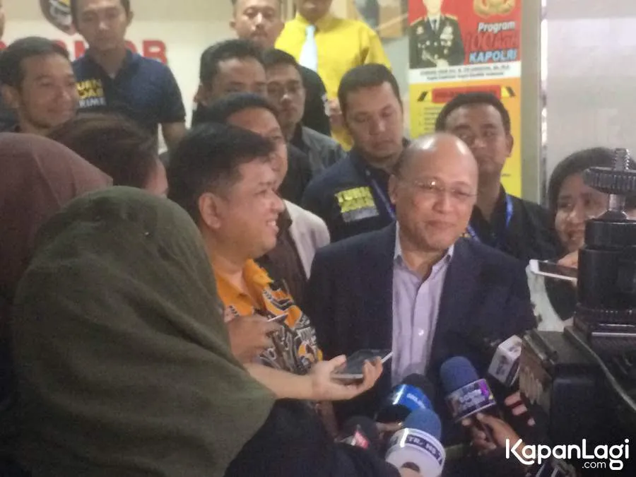 Mario bersama wartawan setelah penyidikan © KapanLagi.com®/Mathias Purwanto