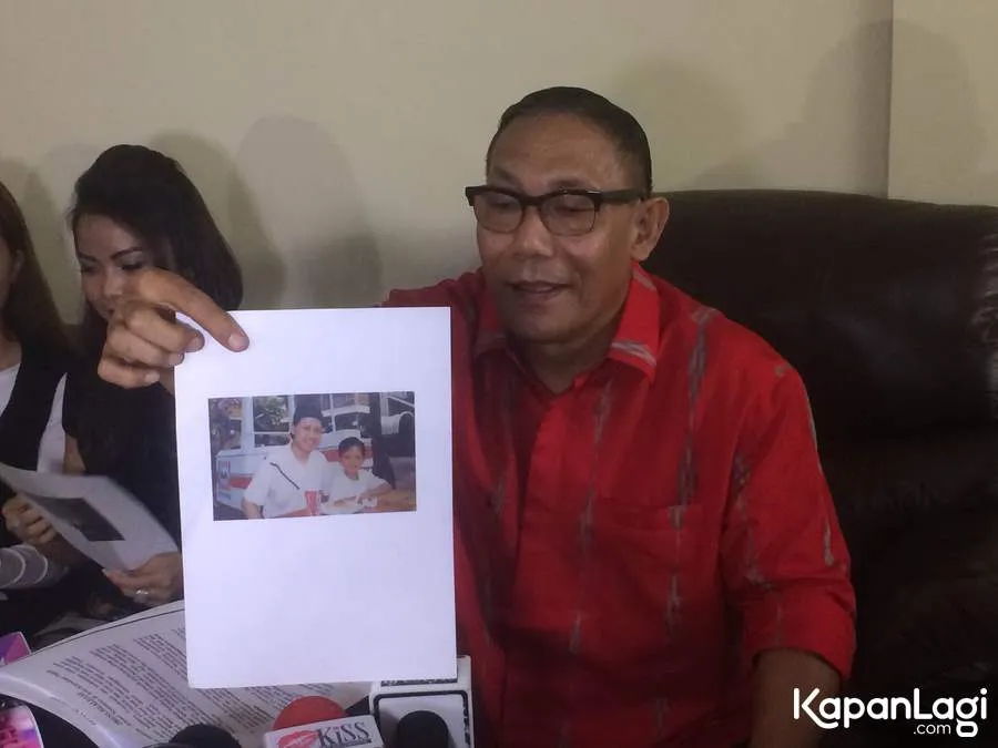 Mario tunjukkan foto kedekatan Mario dan Ario dulu © KapanLagi.com®/Mathias Purwanto