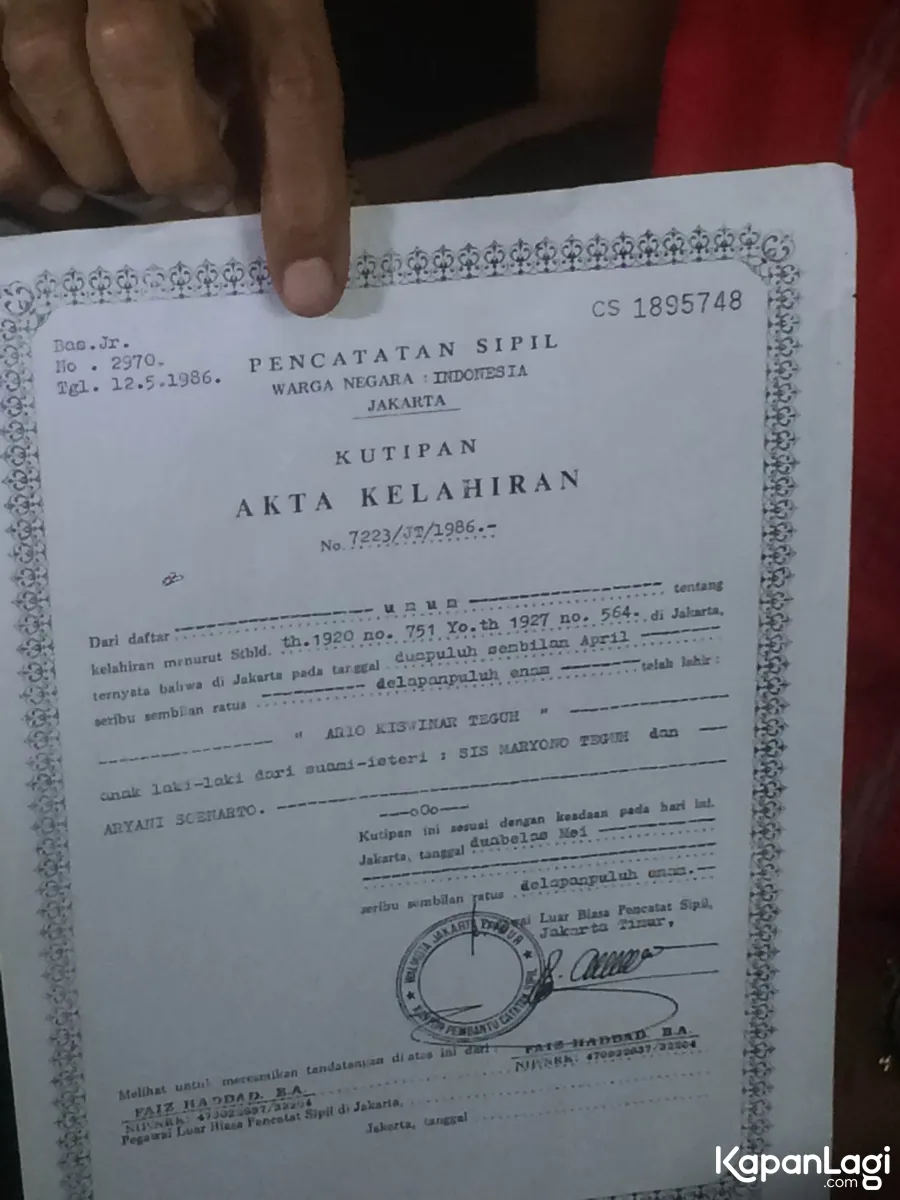 Akta kelahiran Kiswinar. Mario Teguh yang tak mengakui anak kandung yang terdokumentasi resmi dianggap melakukan pelanggaran hukum. ©KapanLagi.com/Mathias Purwanto 