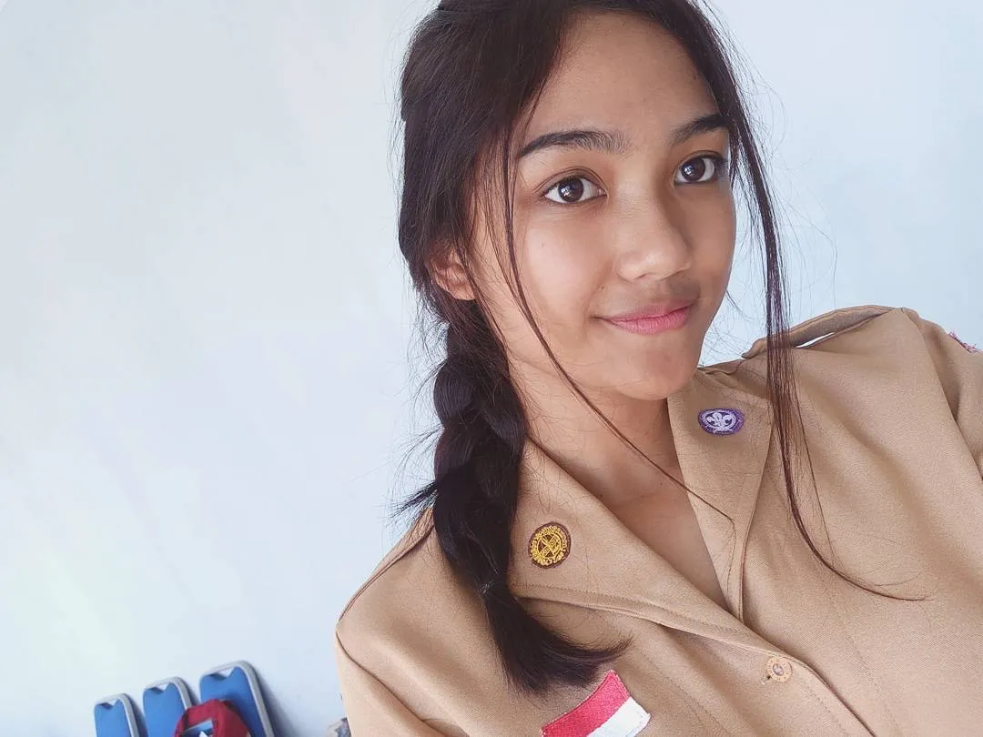 Penampilan Marion dengan seragam sekolah dan tanpa riasan wajah. Credit: via instagram.com/lalamarionmj