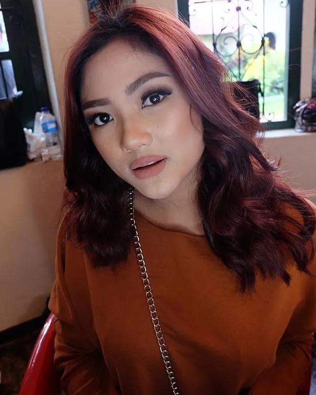 Riasan wajah flawless Marion Jola, bikin terpesona! Credit: via instagram.com/victoria_makeupatelier