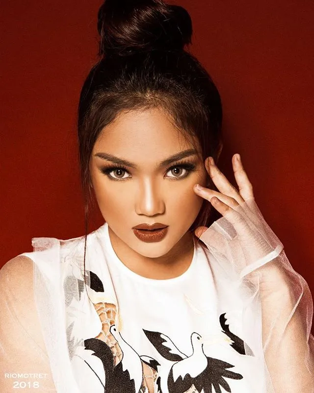 Gaya Marion Jola saat pemotretan bareng Rio Motret. Credit: via instagram.com/lalamarionmj