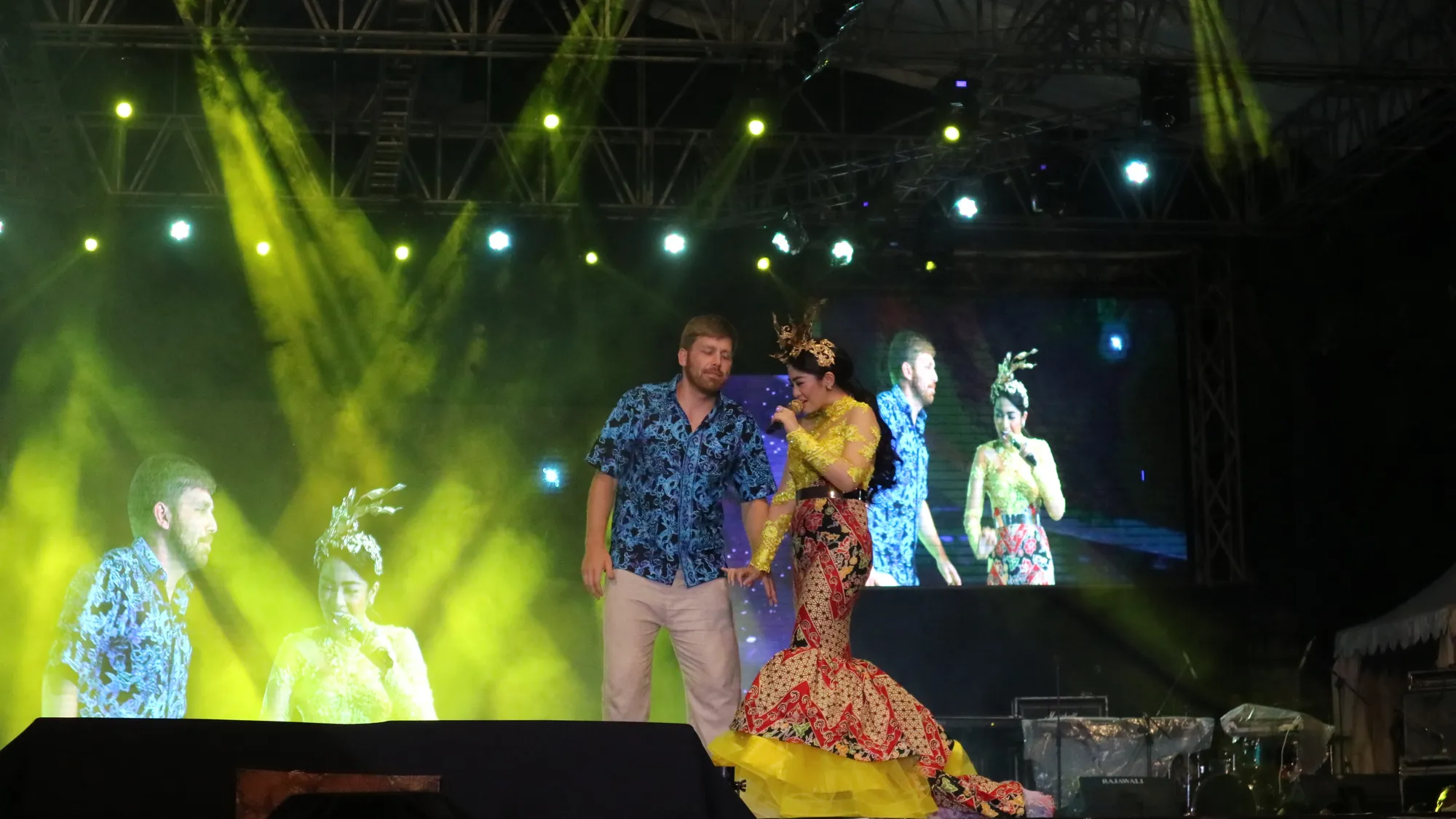 Seorang bule Jerman, Mark ikut tampil di atas panggung Banyuwangi Batik Festival © KapanLagi.com/Agista Rully